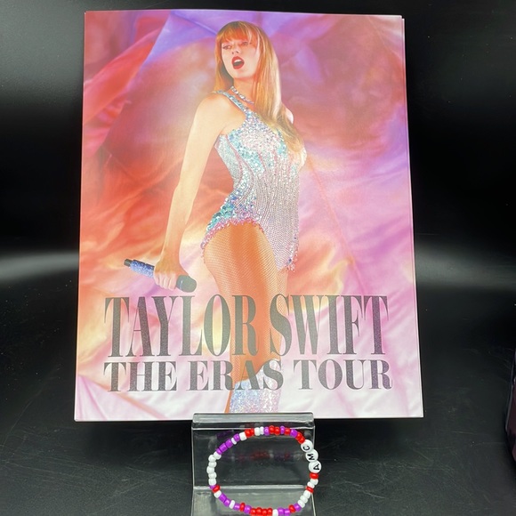 Taylor Swift Eras Tour popcorn bucket, 2 Cups, Poster & Friendship bracelet - Picture 4 of 4
